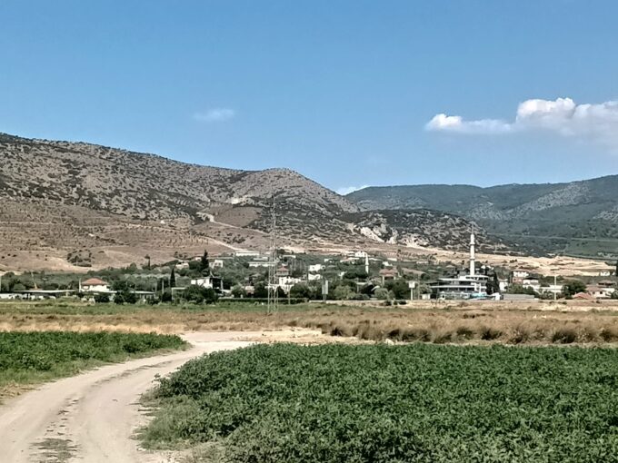 PALMİYE EMLAK’TAN Sarıçalıda Asfalta 300M. 1250m2 Hisseli Tarla !